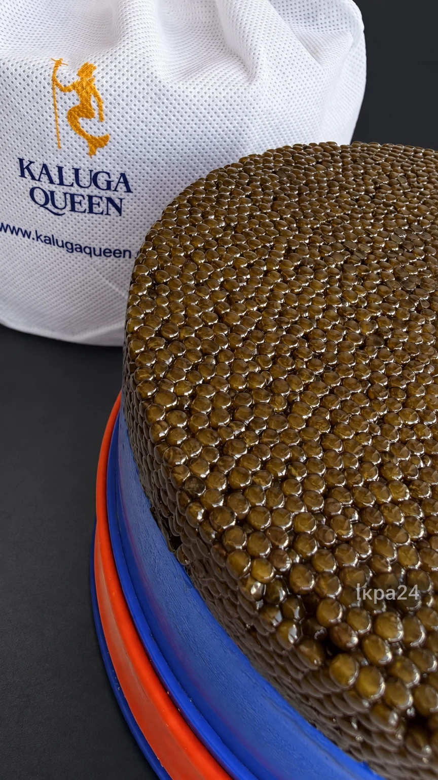 Зерно чорної ікри Kaluga Queen поточної партії крупним планом