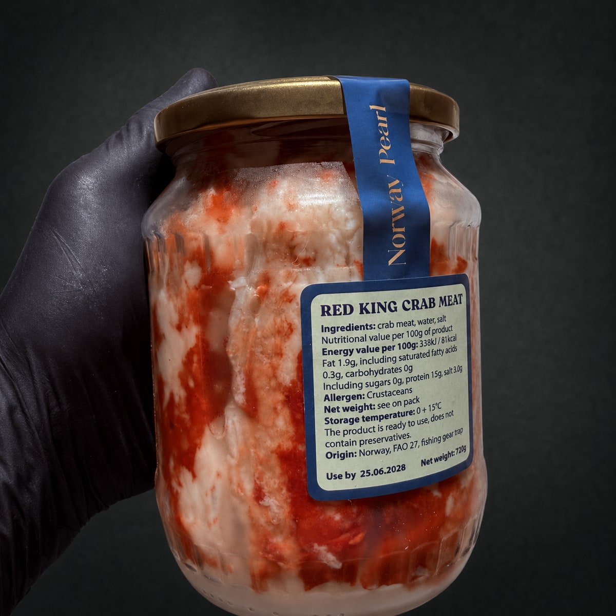 Банка натурального м’яса Red King Crab Norway Pearl 720 г у руці на графітовому фоні
